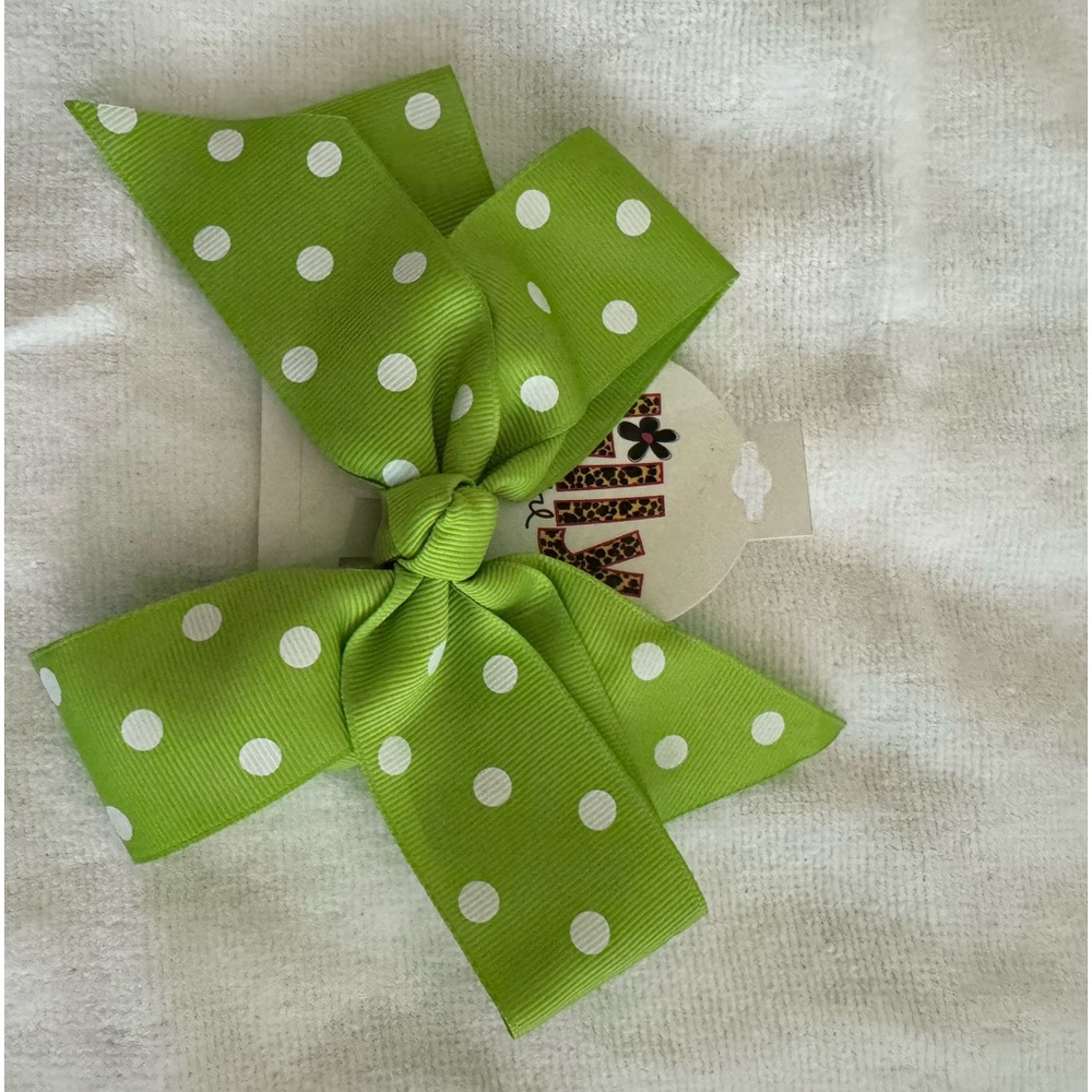 Hair bows with clips or hair tie.